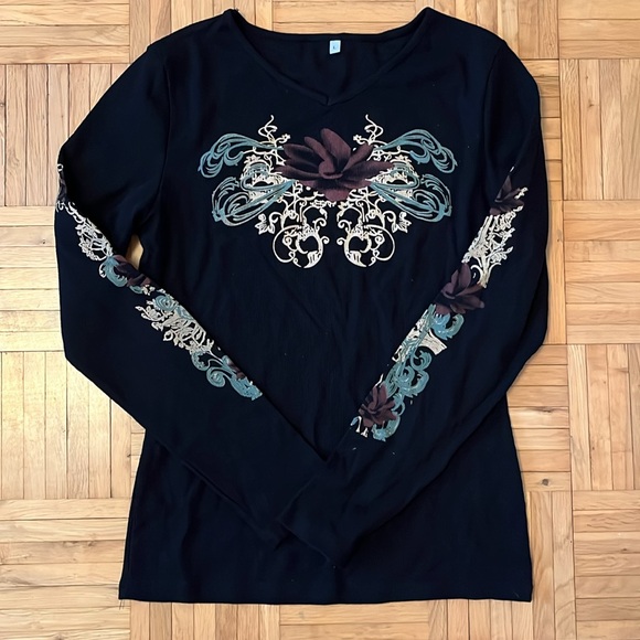 Longs-sleeve Graphic 90’s Top with flower detail - Picture 2 of 5